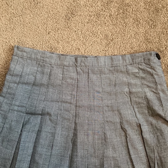 Forever 21 black and white plaid/square like pattern pleated mini skirt, US 30 - Picture 4 of 13